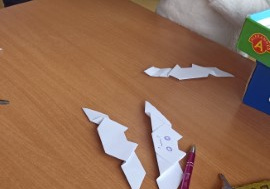 Uczniowie składają nietoperze techniką origami.