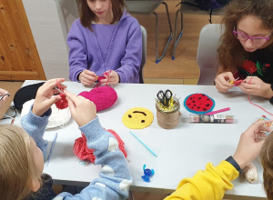 Uczniowie wykonujący pracę na szydełkach