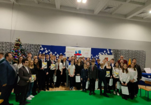Grupa młodzieży laureatów miejskiego programu Mia100 zdolnych.
