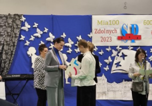 Michał Moczulski odbiera dyplom uznania