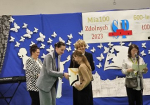Nikola Pełka odbiera dyplom uznania