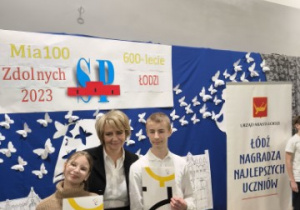 Nikola Pełka i Michał Moczulski pozują z panią prezydent Hanną Zdanowską