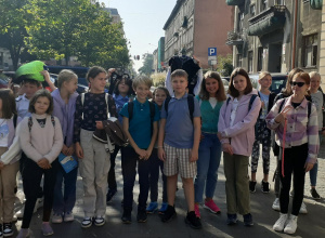 Uczniowie klasy 5c pozują przed budynkiem Teatru" Arlekin" w Łodzi.