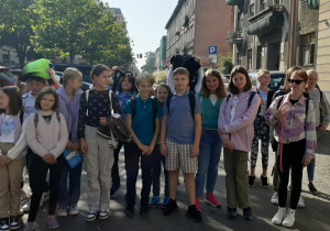 Uczniowie klasy 5c pozują przed budynkiem Teatru" Arlekin" w Łodzi.