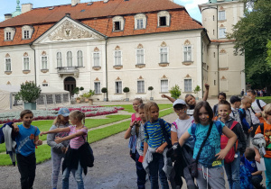 Uczniowie zwiedzają park wokół pałac Radziwiłłów.