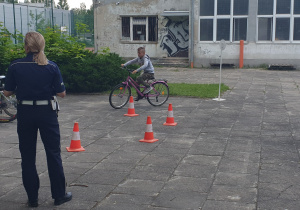 Uczeń podczas egzaminu na kartę rowerową