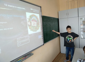 2.Uczeń klasy 6b notuje wyniki quizu na zielonej tablicy.