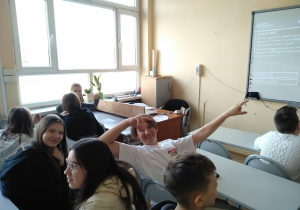 Podzielona na grupy klasa 6a odpowiada na pytania quizu.