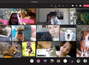 Zrzut z ekranu, na którym są okienka z twarzami uczniów oraz ich zwierzakami.