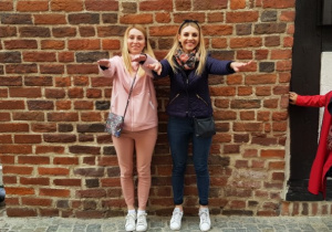 Nauczycielki klas drugich stoją pod Krzywa Wieżą w Toruniu