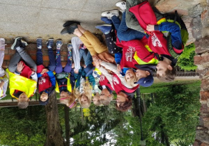 czniowie w strojach z epoki odpoczywają po trudach zwiedzania