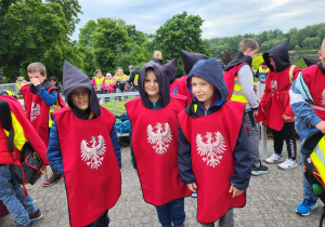 Uczniowie w strojach rycerzy zwiedzają Stare Miasto w Toruniu