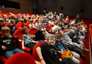 Drugoklasiści siedzą na widowni teatru.
