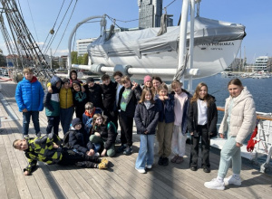 Uczniowie klasy 5b w Gdyni na statku ,,Dar Pomorza”