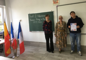 Finalista ze Szkoły Podstawowej nr 172 w Łodzi w towarzystwie pani Konsul Honorowej Francji Alicji Bień oraz nauczycielki języka francuskiego Iwony Mączkowskiej
