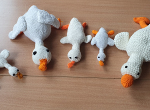 Białe szydełkowe gąski wyszydełkowane na kółku technicznym.