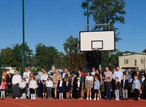 Uczniowie podczas uroczystości rozpoczęcia roku szkolnego