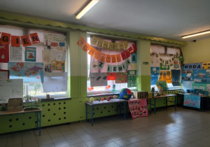 Wystawa na korytarzu szkolnym zorganizowana w ramach Szkolnego Festiwalu Nauki