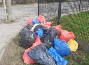 Kolorowe worki wypełnione śmieciami.