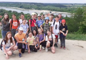 Uczniowie klasy 5c pozują na Górze Trzech Krzyży na tle panoramy miasta Kazimierz Dolny