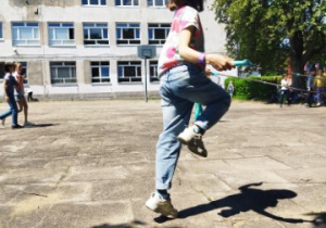 Uczennica skacze na skakance
