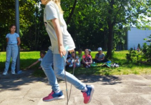 Uczennica skacze na skakance