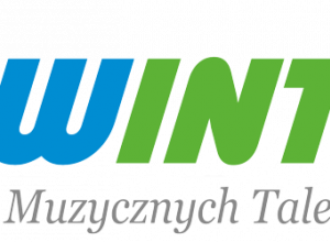 Logo szkoły muzycznej Kwinta: nazwa szkoły napisana zielonymi i niebieskimi literami na białym tle