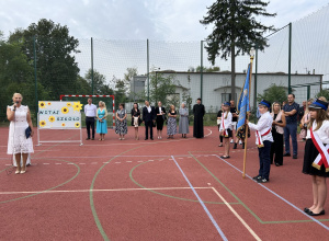 Pani dyrektor Beata Pietrzak wita uczniów podczas uroczystości rozpoczęcia roku szkolnego.