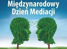 Biały napis Międzynarodowy Dzień Mediacji na tle niebieskiego nieba oraz dwa drzewa, których zielone korony to ludzkie glowy