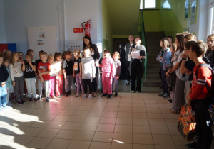 2.Uczniowie stoją ustawieni na korytarzu parami i słuchają krótkiego przemówienia.