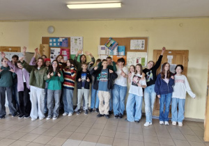 Uczniowie z klasy 7 a prezentują kolorowe stroje.