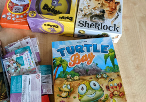 Gry otrzymane w ramach projektu: Dobble, Sherlock, Turtle Bay, Story Cubes.