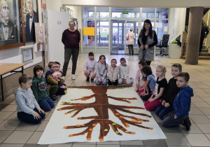 Po przyklejeniu liści ze swoim imieniem klasa 1C wraz z nauczycielkami, pozują do zdjęcia z drzewem Tolerancji.