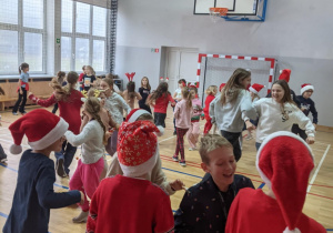 Na sali gimanstycznej podczas przerwy tanecznej przeważała kolorystyka czerowna w strojach uczniów.