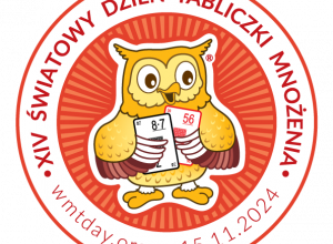 Logo Światowego Dnia Tabliczki Mnożenia: żółto brązowa sowa trzymająca karty z napisanymi przykładami tabliczki mnożenia.