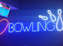 Logo neon z napisem I love bowling reklamujący kręgielnie.