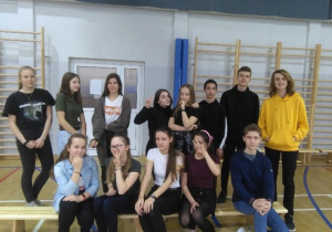 Uczniowie z klasy francuskiej 8a – rocznik 2019/2020 pozują w sali gimnastycznej.